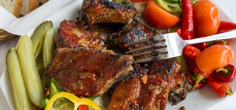 Ako príloha kyslá kapusta, alma paprika, feferónky, baranie rohy, chlieb, chren alebo horčica