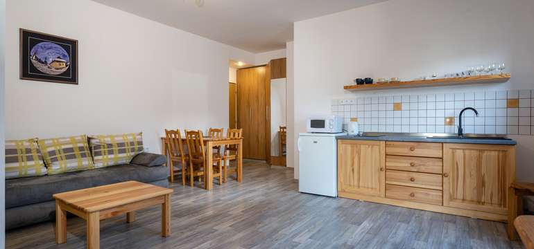 Apartmán Helena- obývačka s jedálenským stolíkom