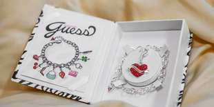 Náramok GUESS s červeným srdcom