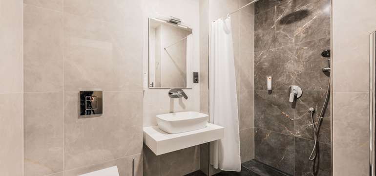 K štandardu všetkých izieb patrí sprchový kút, televízor, trezor, minibar a WiFi
