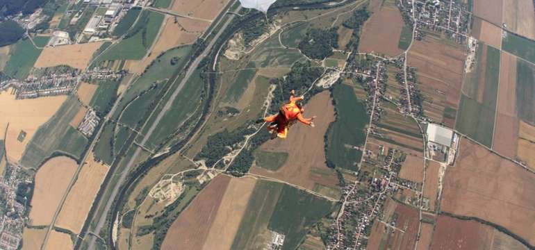 Tandemový zoskok padákom z výšky až 4000 m - na výber 5 letísk