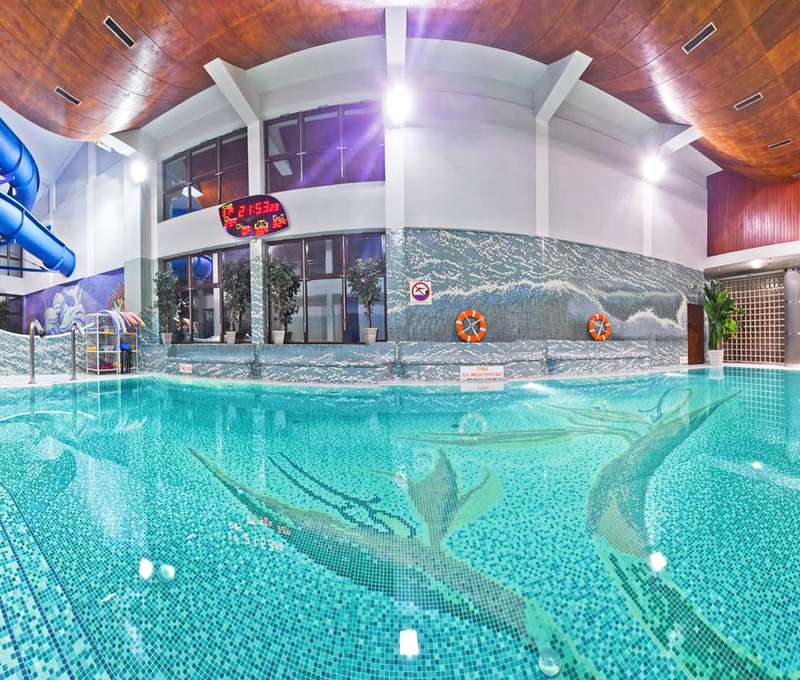 Hotel má vlastný aquapark s bazénom, vírivkou a toboganom