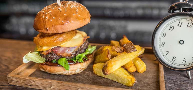 BBQ Burger s hranolkami a omáčkou