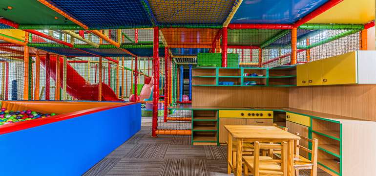 Deti sa zabavia na ihrisku Babyland