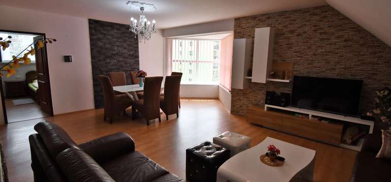 Ubytovanie vo veľkom hornom apartmáne s 3 spálňami (6+1)