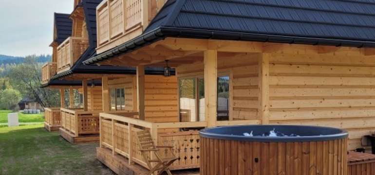 Jedna z troch chatiek má aj vlastnú jacuzzi