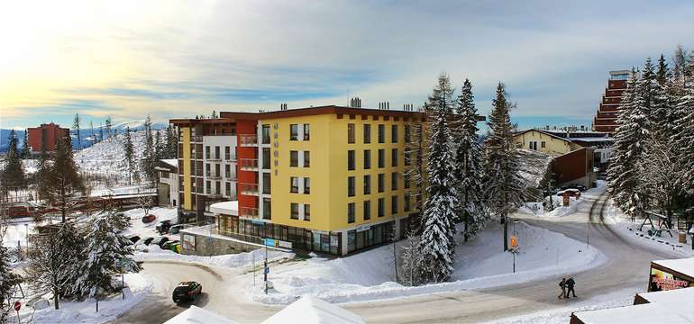 Hotel Crocus**** leží len pár krokov od Štrbského plesa