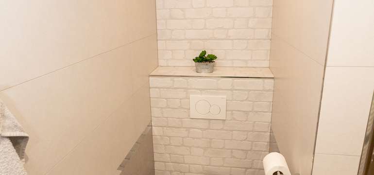 Každý z apartmánov má vlastnú kúpeľňu so sprchovacím kútom