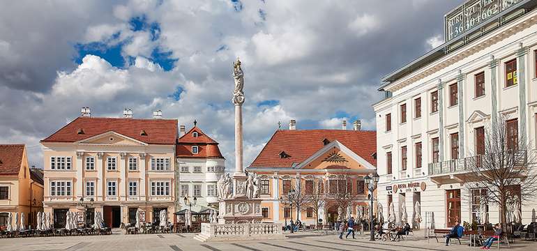 Szechenyi Square (Náměstí Szechenyi) je nejblížší barokní náměstí