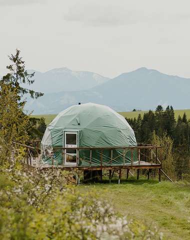 Glamping Liptov - zážitkové ubytovanie s výhľadmi na Kriváň priamo z postele