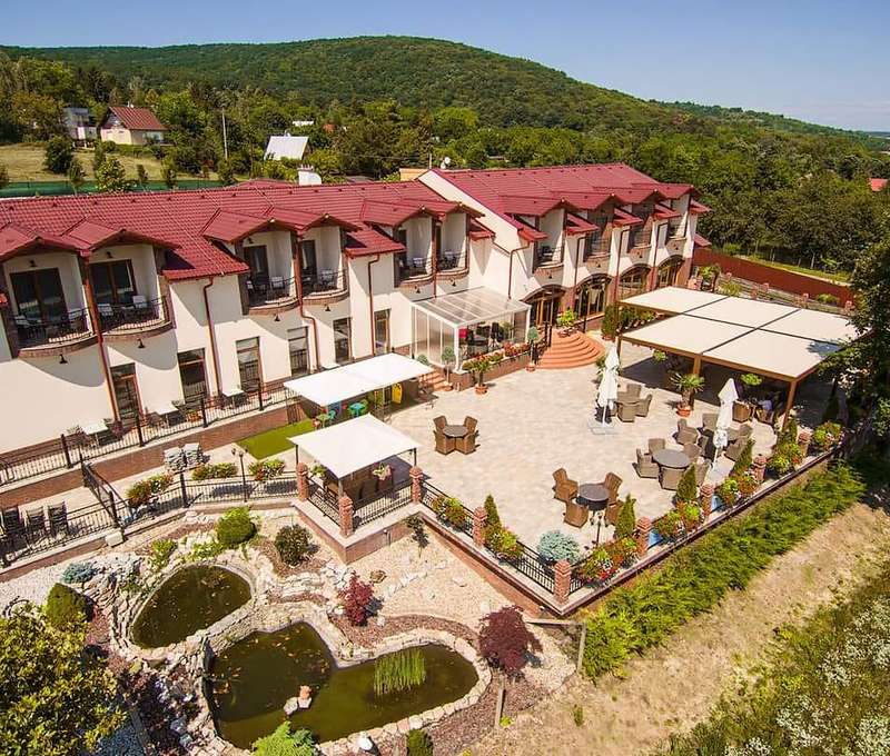 Penzión Modrá ryba sa nachádza len 7 km od Štúrova