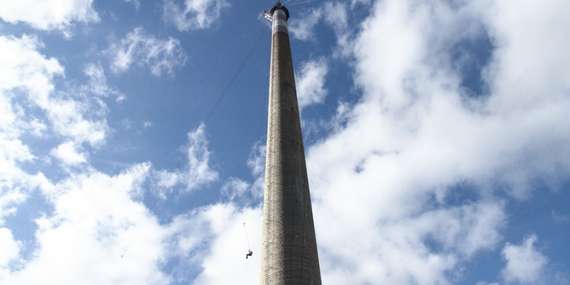 Skoč si z najvyššieho objektu na skákanie na Slovensku - sólo zoskok zo 110 m komína Action Tower/Pezinok