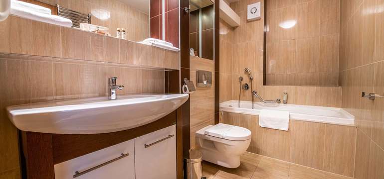 Hotel DIPLOMAT **** – apartmán typu Štandard, kúpeľňa