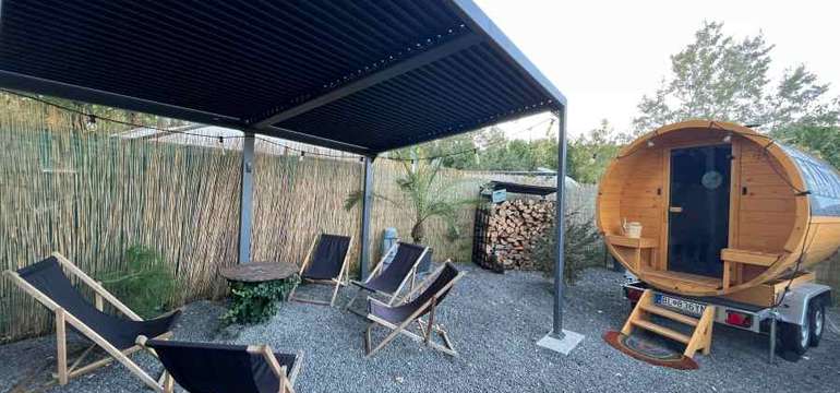Zážitkové sunovanie vo fínskej barelovej saune pod holým nebom v Huntry Sauna