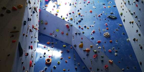 Kurzy lezenia na umelej stene pre začiatočníkov aj pokročilých/Košice