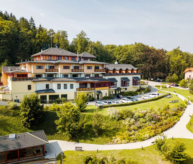 Společně s hlavní budovou můžete využívat i vilu či různá sportoviště