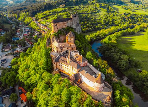 Oravský hrad na skale nad riekou Orava ideálny pre rodinné prehliadky [Kliknite a potiahnite pre presunutie] Dominantný Oravský hrad – must-see atrakcia pre rodiny s deťmi