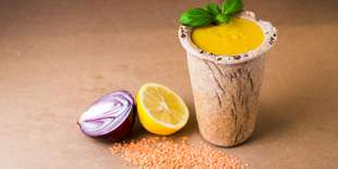 Hustá, krémová polievka z červenej šošovice s nádychom indického karí