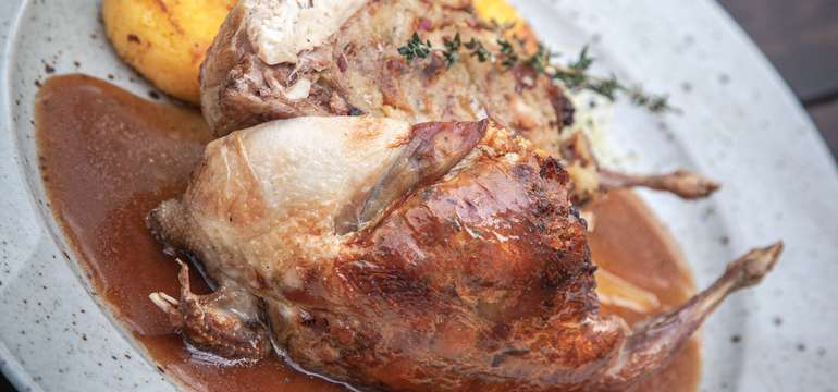 160 g Plnená prepelička, grilovaná polenta, tymiánová demi-glace omáčka