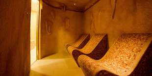 Bazén s mořskou vodou, sauna, jakuzzi, mramorové termické lehátko i jiné příjemnosti