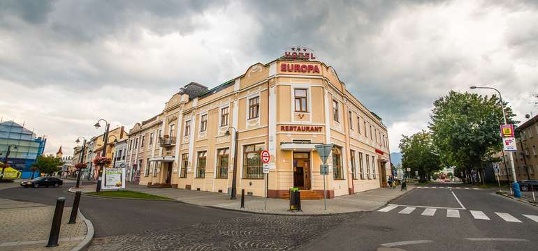 Hotel Európa*** sa nachádza v centre Liptovského Mikuláša
