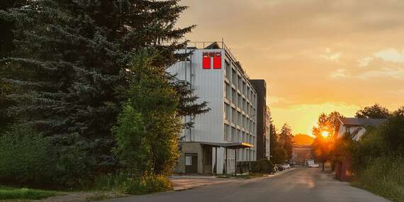 Výnimočný pobyt na Horehroní v Double Red Cars Hotel*** so vstupom do múzea športových áut/Brezno