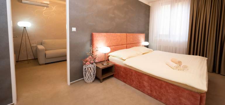 Apartmán s obývačkou, spálňou a predsieňou s kuchynkou