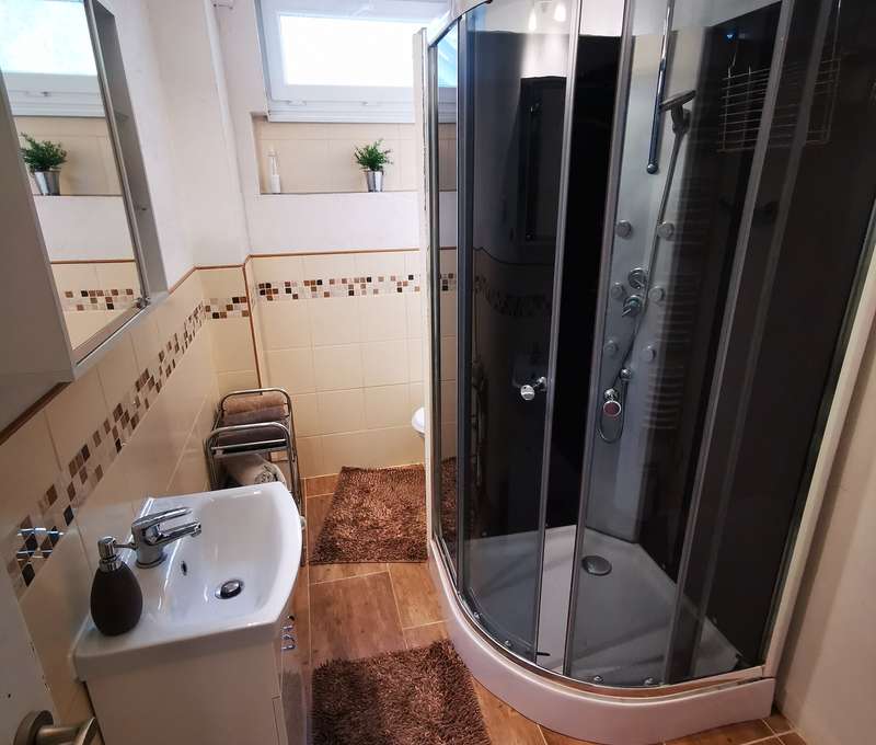 Kúpeľňa so sprchovacím kútom v priváte Anna