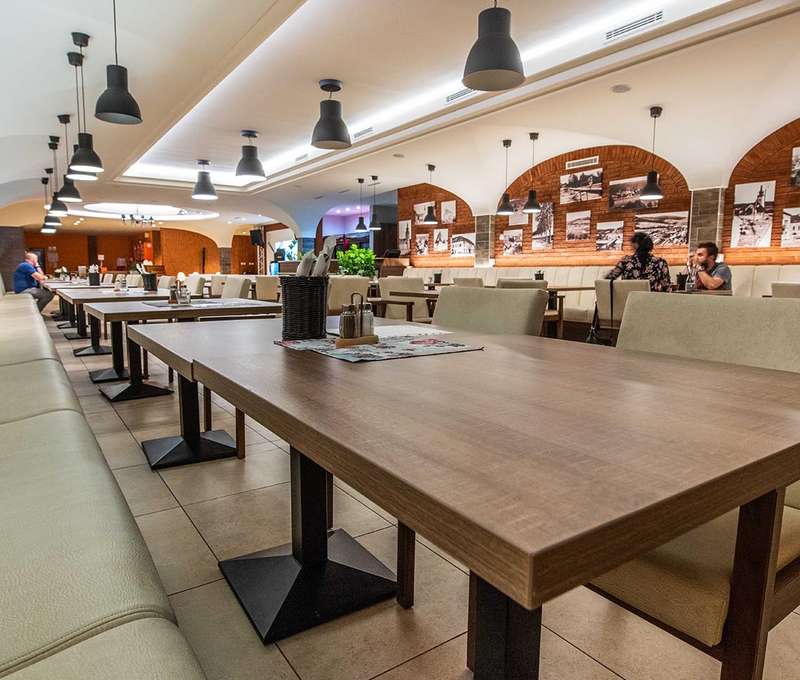 Možnosť raňajok formou bufetových stolov a večerného menu 