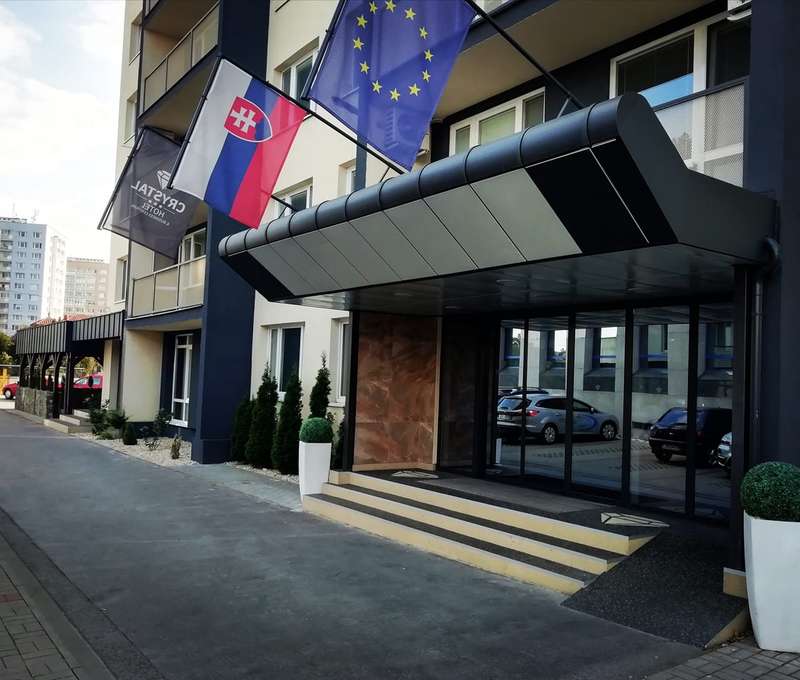 Hneď vedľa hotela je zastávka MHD a za 10 min. sa pešo dostanete k autobusovej i vlakovej stanici