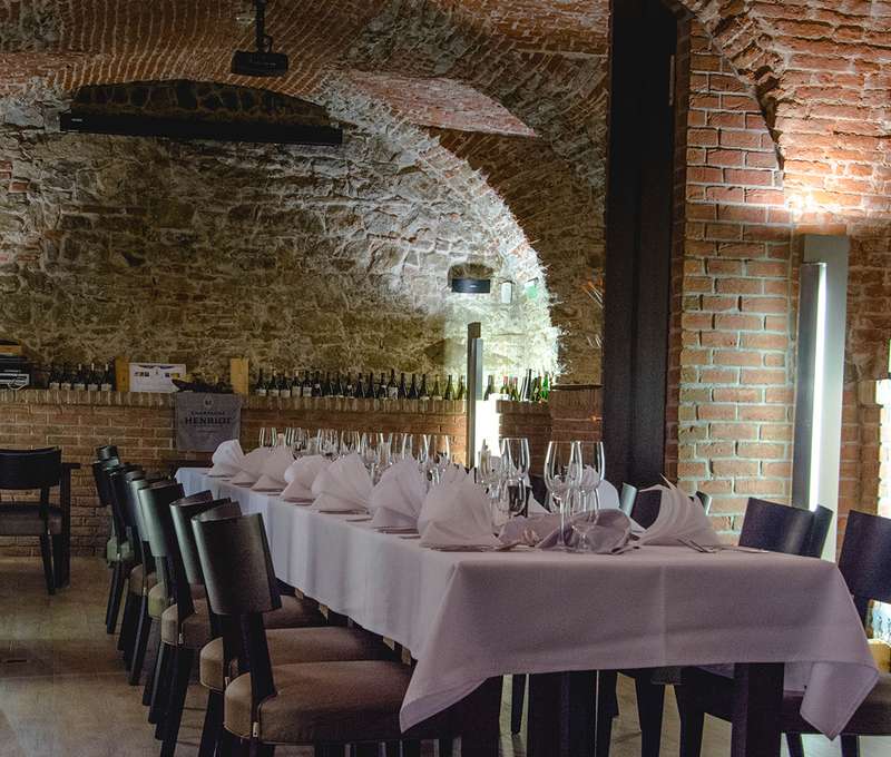 V podzemnom priestore sa nachádza jedinečná vinotéka s tehlovými klenbami 