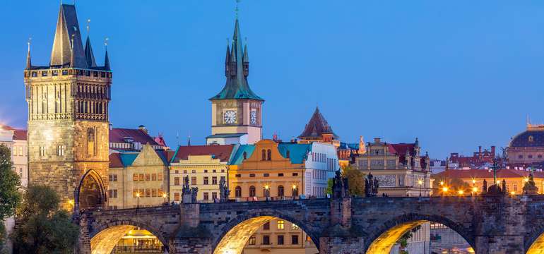 Večerní plavba s atmosférou osvětleného města, uvidíte i Vyšehrad či Tančící dům