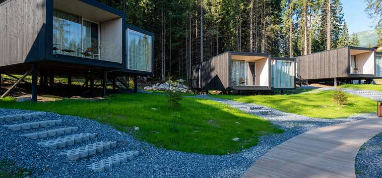 Björnson Tree Houses uprostred lesa pod Chopkom