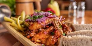 Grilované mäsité kuracie krídelká so "sweet chilly" omáčkou (6 ks)