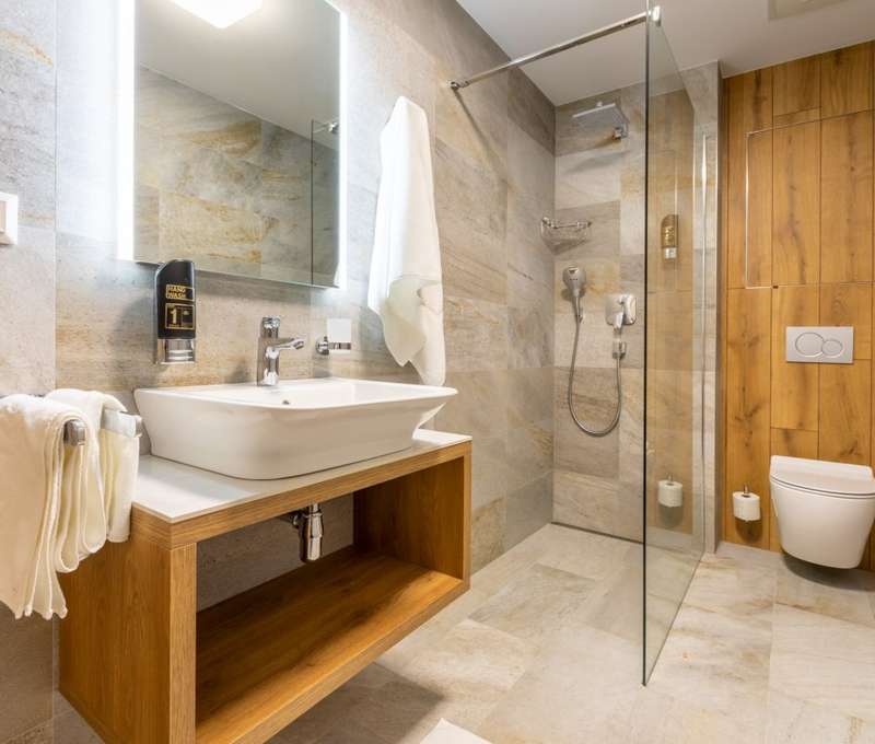 Každý apartmán má vlastnú kúpeľňu so sprchovým kútom