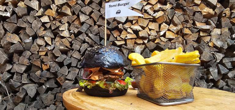 Burger podľa vlastného výberu + domáce zemiakové hranolky 
