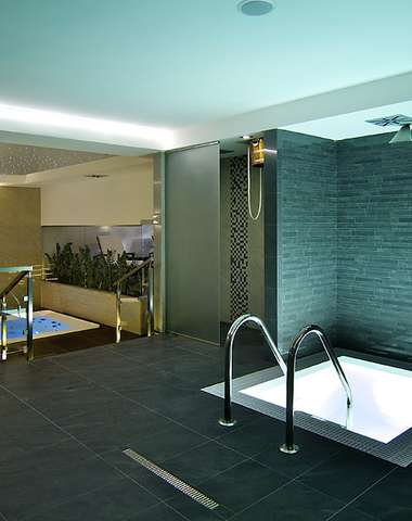 Jacuzzi, finská, parní, infra sauna, ochlazovací bazén, masážní sprcha, relaxační zóna