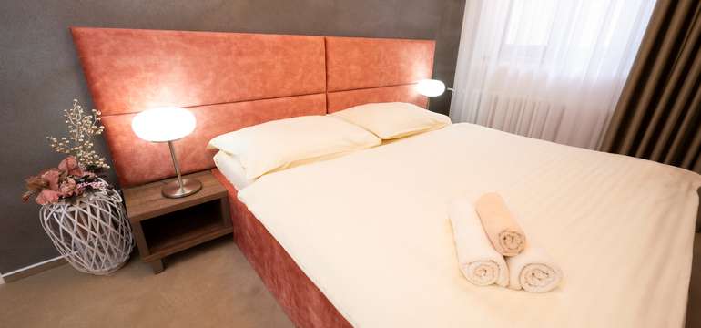 Apartmán s obývačkou, spálňou a predsieňou s kuchynkou