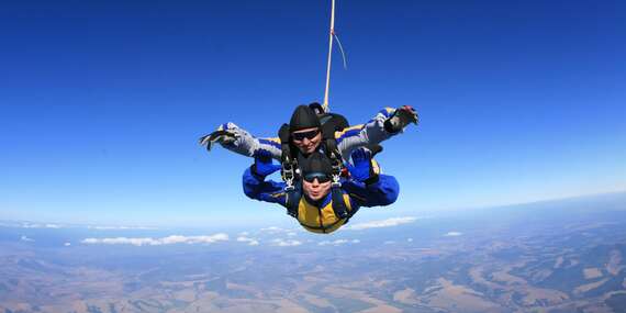 Tandemový zoskok padákom z výšky až 4000 m - na výber 5 letísk/Letiská Slávnica a Senica Letiská Nové Zámky a Boleráz