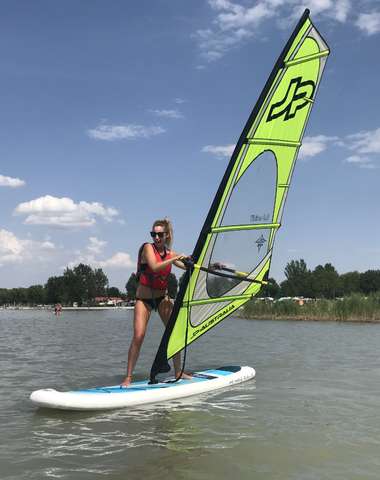 Kurzy windsurfingu sú vhodné pre začiatočníkov aj pokročilých (ilustračné foto)