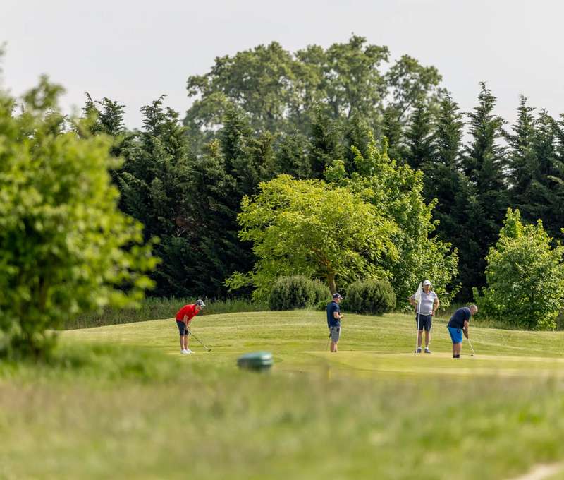 Víkendový golfový kurz v Golf Club Atex v Báči