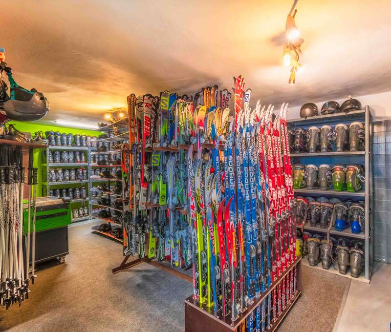 Půjčovna lyží, snowboardů a vybavení