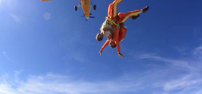 Tandemový zoskok padákom z výšky až 4000 m - na výber 5 letísk