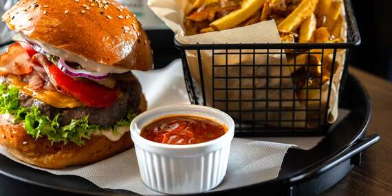 Luxusná chuť & zábava v jednom - burger, limonáda a biliard v reštaurácii Lux Flavour/Bratislava - Staré Mesto