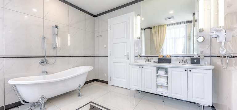 Zrekonstruovaný hotel ROYAL PALACE***** je zařízen ve stylu art deco a patří k nejluxusnějším