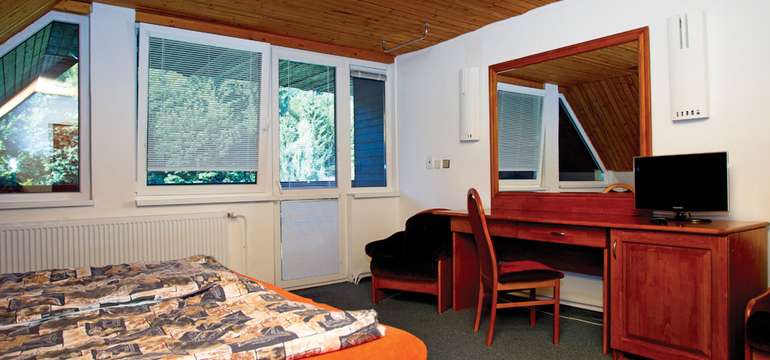 Všetky izby a apartmány sú vybavené vlastnou toaletou a sprchovacím kútom