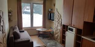  Obývačka vybavená sedacou súpravou (rozťahovacou 2 lôžka), LCD televízor (25 programov)