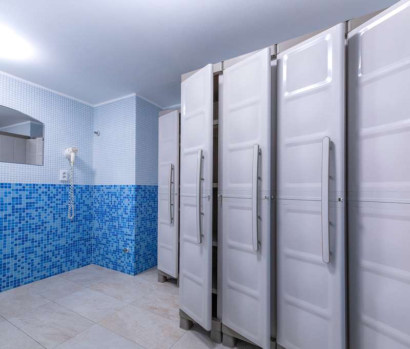 Vstup do bazéna s protiprúdom, sauny, vírivky, oddychovej miestnosti, sprchového štúdia