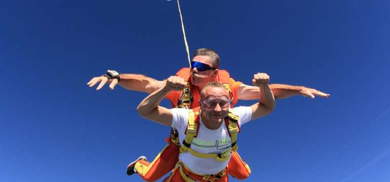 Tandemový zoskok padákom z výšky až 4000 m - na výber 5 letísk