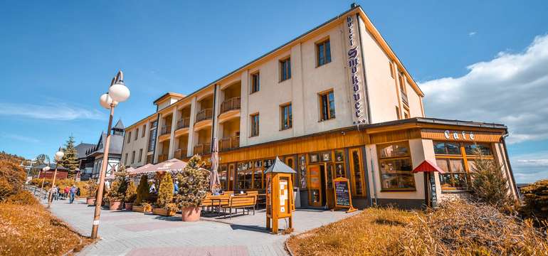Hotel Smokovec*** leží v centre mesta, pri lanovke na Hrebienok a zastávke TEŽ